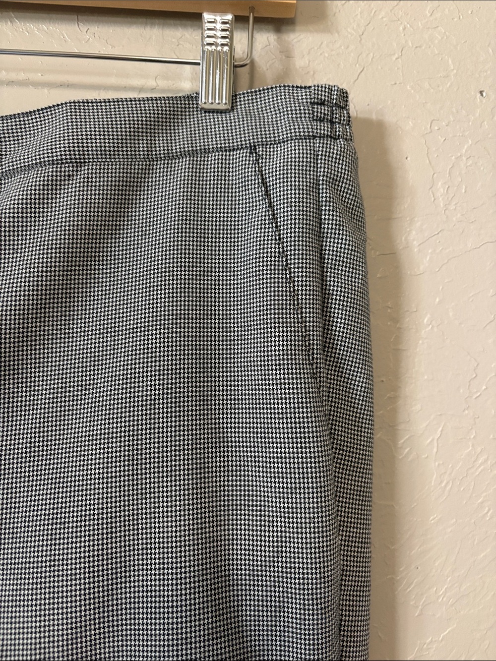 Women's Grey Houndstooth Tailored Straight-Leg Trousers - Picture 4 of 7